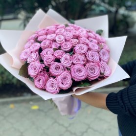 Охапка сиреневых роз от интернет-магазина «Floral24» в Сочи
