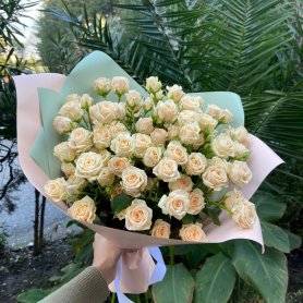 Классический букет кремовых роз от интернет-магазина «Floral24» в Сочи