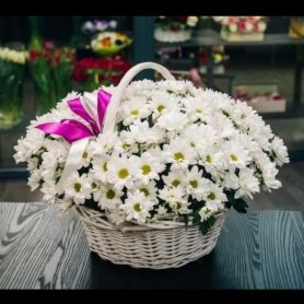 Корзина белой хризантемы от интернет-магазина «Floral24» в Сочи