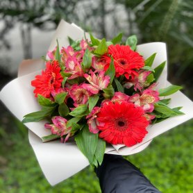 Букет цветов «Зарина» от интернет-магазина «Floral24» в Сочи