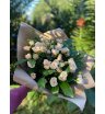 Букет кремовых роз с зеленью 1